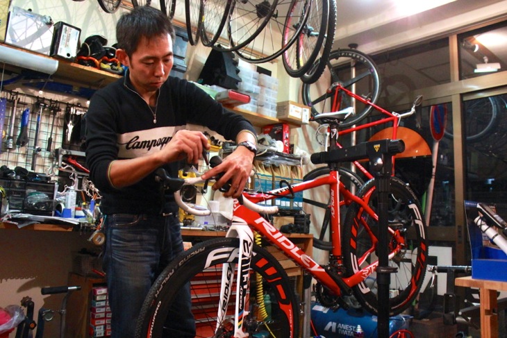 組み付け中の鈴木祐一さん(RiseRide) シクロクロスバイクのうんちくでは右に出る人は多分居ない