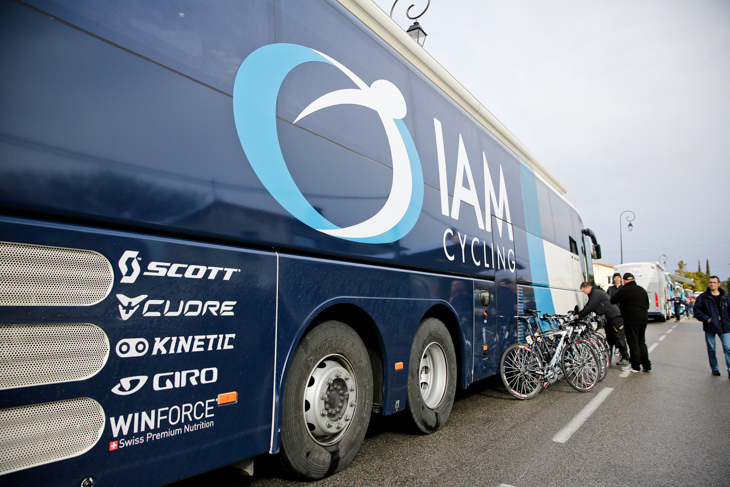 結成一年目のプロコンチネンタルチームながら大型バスを有するスイスのIAMサイクリング