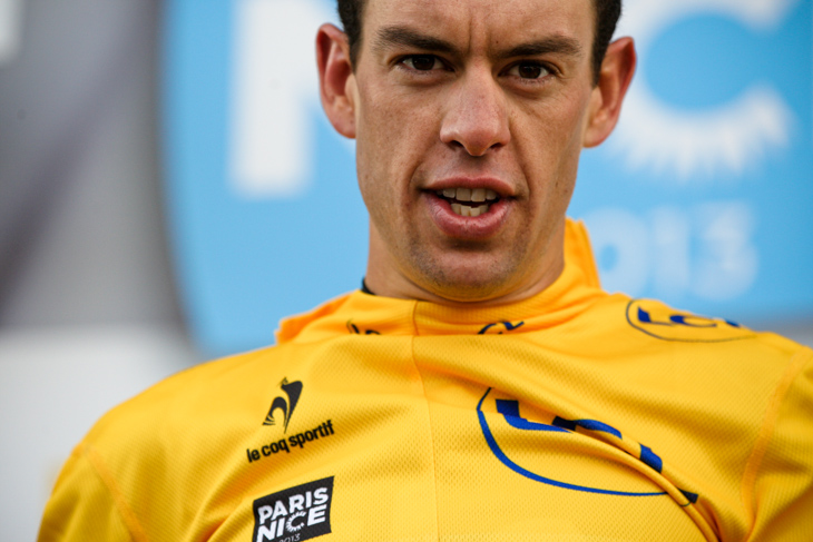 マイヨジョーヌに袖を通すリッチー・ポルト(オーストラリア、スカイプロサイクリング)