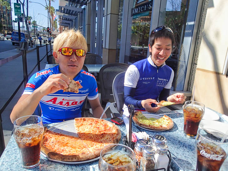 NewYorkピザ。サイズがアメリカン!
