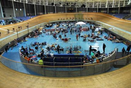 スイス、エーグルのUCIワールドサイクリングセンターの室内競技場