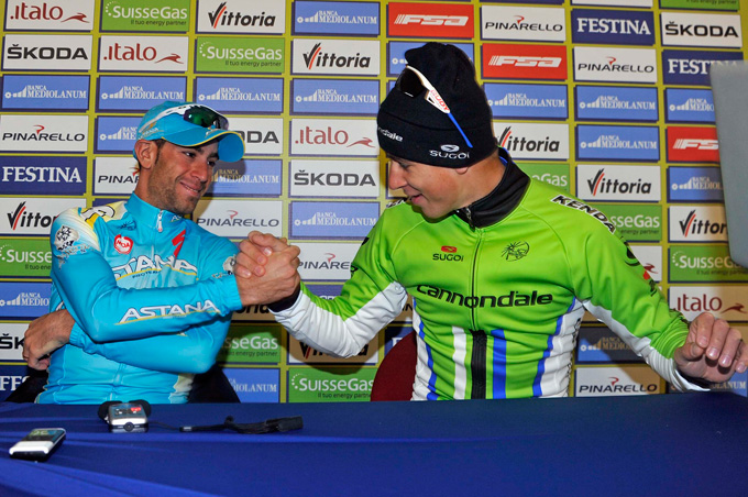 協調して走ったヴィンツェンツォ・ニーバリ（イタリア、アスタナ）とペーター・サガン（スロバキア、キャノンデール・プロサイクリング）が握手