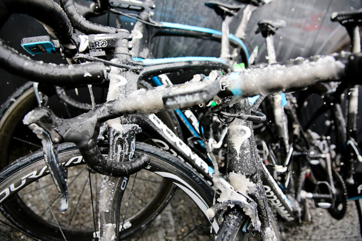 バイクにはシャーベット状の雪がへばりつく