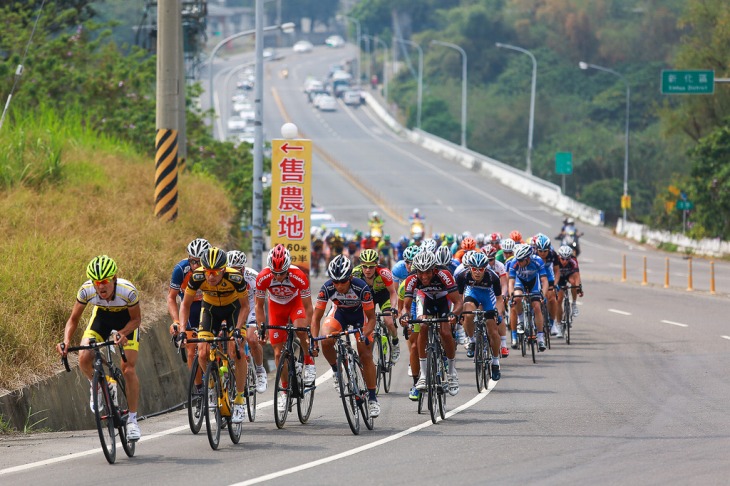 アタックが常に掛かり続けるスピーディーなレース展開