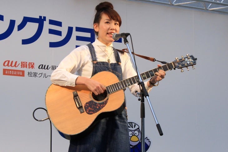 「片思いライダー」を歌うシンガーソングライターの丸本莉子さんのライブも人気