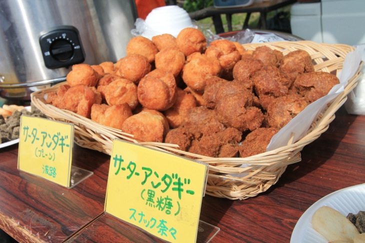 サーターアンダギーは冲縄の補給食の定番だ