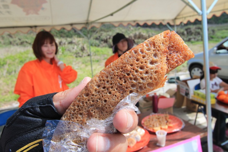 スナックひなちゃん提供の「ぽーぽー焼き」(黒糖を使ったクレープ)