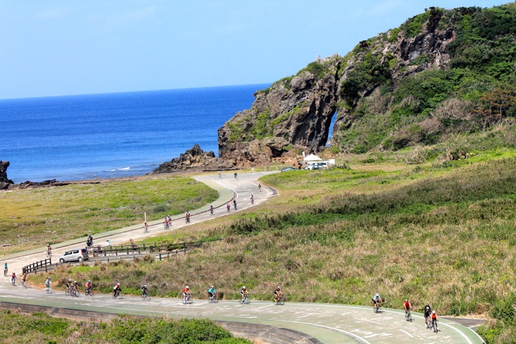 シュガーライド久米島のコース上のハイライト、ミーフガー周辺を走る（写真は2013年大会より