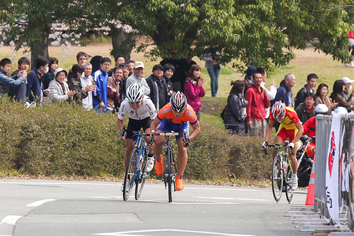 男子 ゴールスプリント 岡本隼(和歌山北)先行。横山航太(長野・篠ノ井)は追い込むが届かない