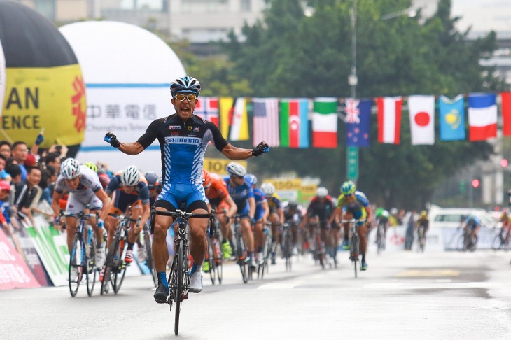 ツール・ド・台湾2013、後続を大きく引き離してゴールする吉田隼人（シマノレーシング）