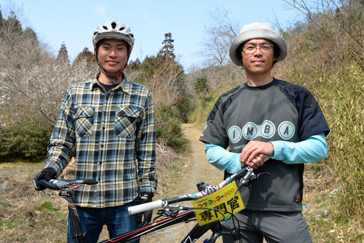 清水一輝（AKI FACTORY TEAM）選手と西井匠さん