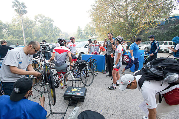 日本チームの自転車保管場所。明日からロードが始まるが、まだロードコースが決定していない状況