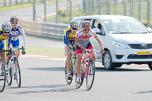 ジュニア女子ロード 追走集団を牽引する坂口聖香(パナソニックレディースチーム)