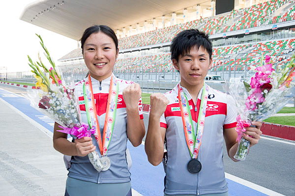 ジュニアロード 女子2位の坂口聖香(パナソニックレディースチーム)と男子3位の黒枝咲哉(日出暘谷高校)