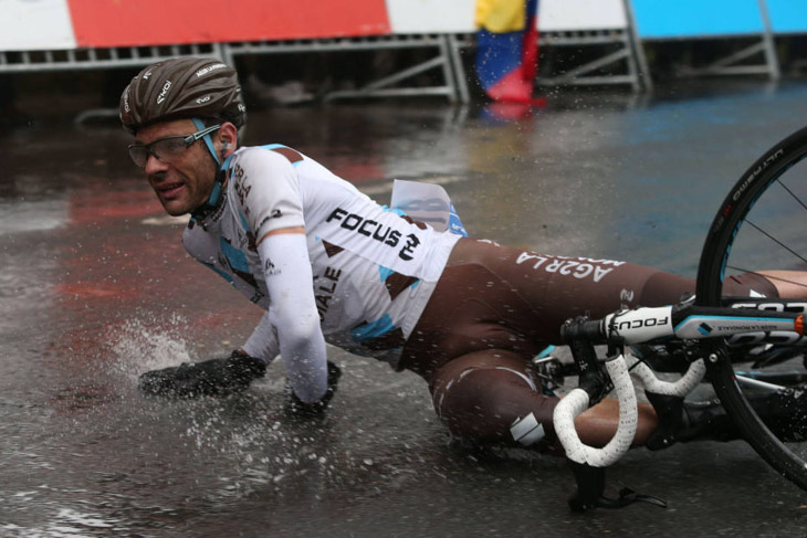ゴール後、濡れた路面で滑るジャンクリストフ・ペロー（フランス、アージェードゥーゼル）