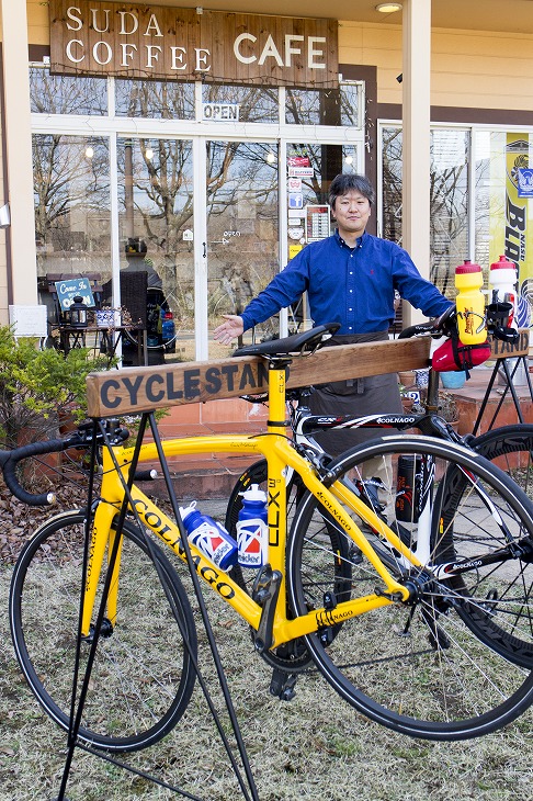 サイクルピットを装備してるカフェ。外にはサイクルスタンドがあってサイクリストが気軽に立ち寄れます