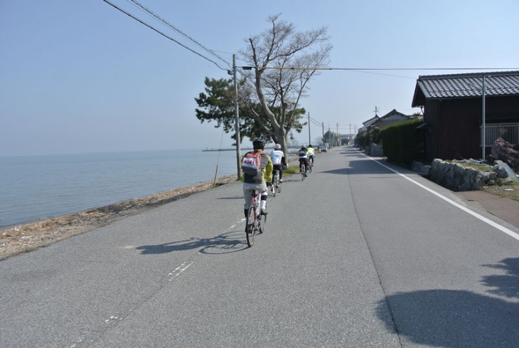 やさしい春の日差しのなか、琵琶湖を眺めながら走る