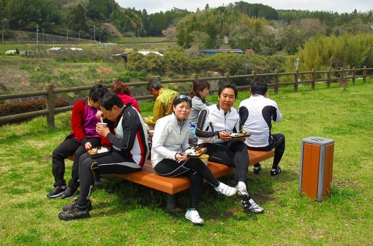 エイドステーションで地元の食を楽しもう