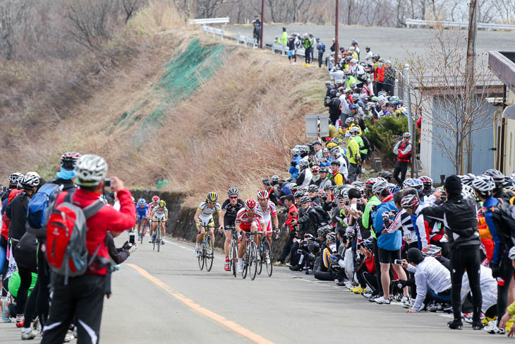 12km地点、市民クラス選手の応援を受ける2位グループ