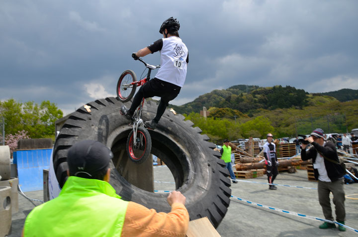巨大タイヤを飛び越える!