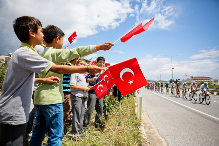 トルコ国旗が沿道で踊る