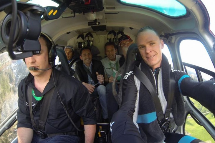 ゴール地点からヘリコプターで表彰式に向かうクリス・フルーム（イギリス、スカイプロサイクリング）やティボー・ピノ（フランス、FDJ）