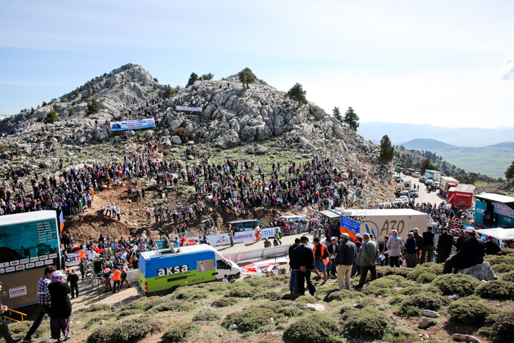 1級山岳ゴグベリの頂上に集まった観客たち