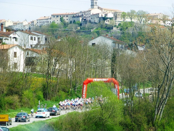 第1ステージ ラスト1km岡、横山の第2グループに橋詰の集団が追いつき大きなグループになる
