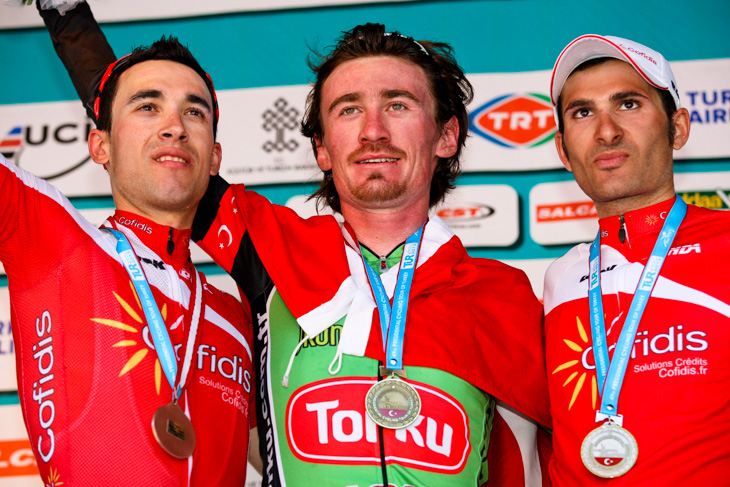 コフィディスの2人とともに表彰台に上がるムスタファ・サヤル（トルコ、トルクセケルスポール）