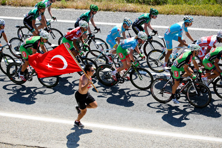 英雄ムスタファ・サヤル（トルコ、トルクセケルスポール）と走る国旗男