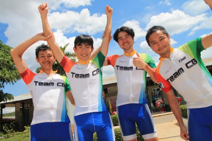優勝した高橋義博を囲み喜ぶチームCBの4人