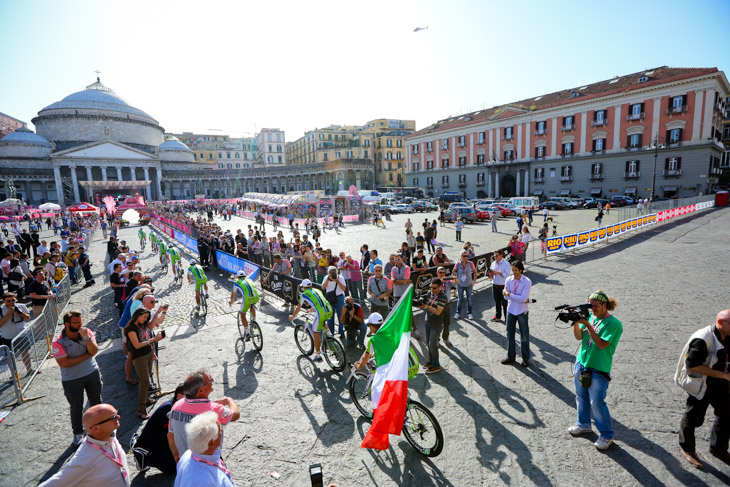 チームプレゼンテーションの舞台となったナポリのプレビシート広場