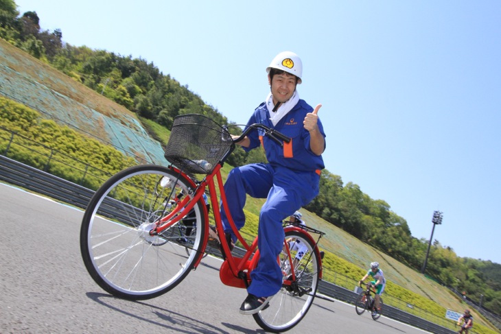 消防士さんは赤いママチャリに乗って参戦!