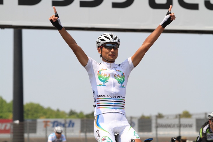 4時間エンデューロ総合優勝は武井きょうすけ選手(チーム・フォルツァ!)