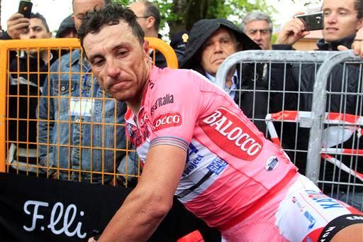 ステージを終えてバイクを降りるルーカ・パオリーニ(イタリア、カチューシャ)