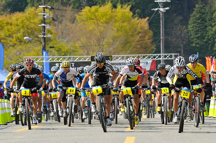 朽木スキー場で開幕したMTB Jシリーズ・クロスカントリーがスタート