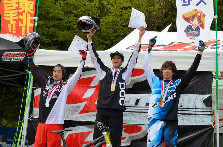 DHI男子エリート表彰 九島勇気(玄武/ターナー)・井本はじめ(ラブバイクス)・浅野善亮(ジャイアント/ホットスピン)