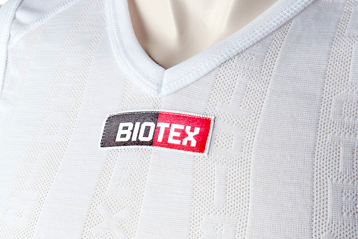 胸元には「BIOTEX」のロゴが入る