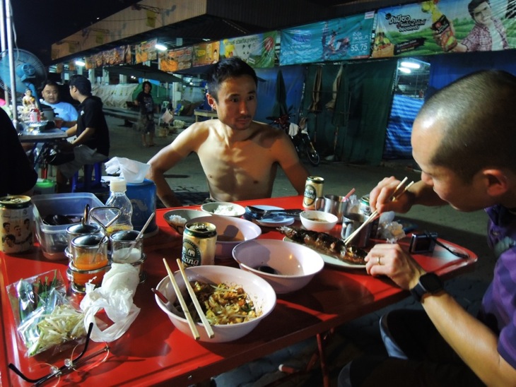 タイの屋台で庶民料理を楽しむ。すっかりアジアを満喫の武井きょうすけチーム