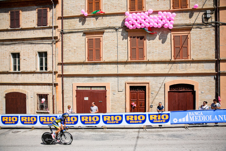 ピンクの風船はジロ・デ・イタリアの必需品