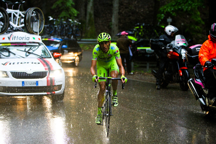 雨の1級山岳ヴァロンブローザを走るアレッサンドロ・プローニ(イタリア、ヴィーニファンティーニ)