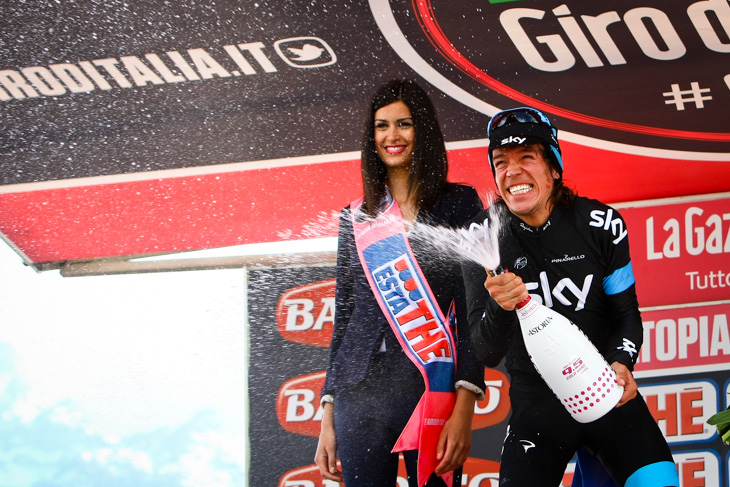 ステージ優勝を飾ったリゴベルト・ウラン（コロンビア、スカイプロサイクリング）がスプマンテを開ける
