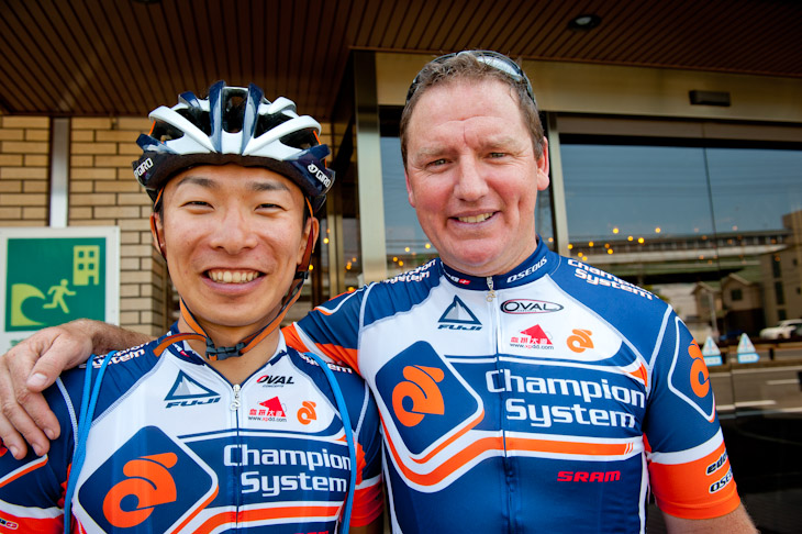 西薗良太とフランキー・ヴァンパー監督（ベルギー、チャンピオンシステム・プロサイクリングチーム）
