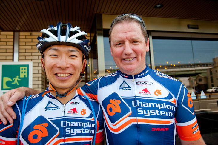 西薗良太とフランキー・ヴァンパー監督(ベルギー、チャンピオンシステム・プロサイクリングチーム)