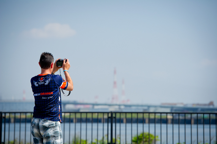 マッサージャーのニノが記念写真を撮る。ずっと日本に来たかったのだそうだ