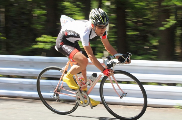 4時間エンデューロで優勝を飾った小山内健太選手。愛車はピンクのパナソニック