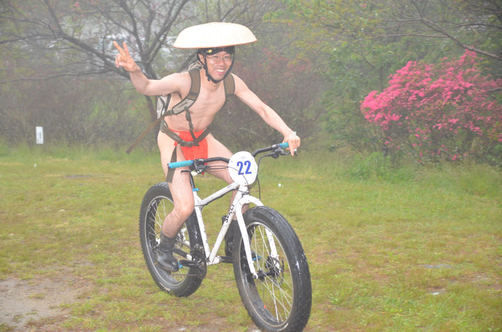 三度笠に赤ふんどし!昔の旅人もファットバイクを愛用?
