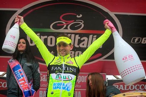 ステージ優勝を飾り、喜びの表情見せるマウロ・サンタンブロジオ(イタリア、ヴィーニファンティーニ)