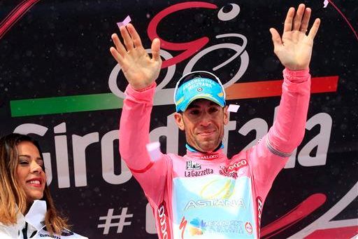 寒そうな表情でマリアローザを受け取ったヴィンチェンツォ・ニーバリ(イタリア、アスタナ)