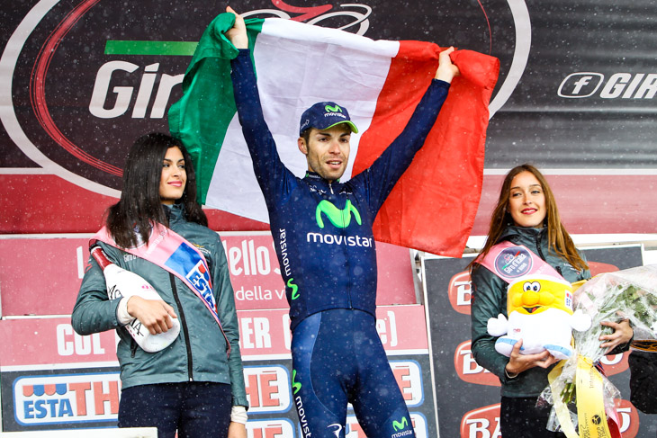 イタリア国旗をもって表彰台に登るジョヴァンニ・ヴィスコンティ（イタリア、モビスター）